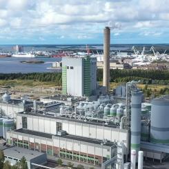 Initiativet att bygga en anläggning för koldioxiduppsamling på Metsä Groups anläggning i Raumo är ett led i företagets ambition att inte bara minska sina egna utsläpp utan också att utveckla nya cirkulära lösningar inom skogsindustrin. Foto: Metsä Group