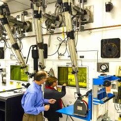 Enligt forskarna banar denna upptäckt väg för snabbare screening av nya batterimaterial vid ORNL, vilket förutspår en framtid där litiumbatterier inte bara är kraftfullare utan även säkrare. Foto:ORLN. Kredit: Carlos Jones