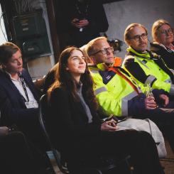 Klimat- och miljöminister Romina Pourmokhtari är med och inviger den nya ugnen i Boxholm. Foto: Ovako
