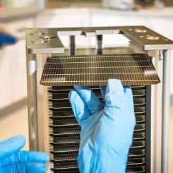 Perovskit-på-kisel-solceller i laboratoriet i Oxfordshire. Foto: Oxford PV