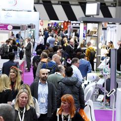 Stor uppslutning nyligen vid Packaging Innovations & Empack 2025. Presentationerna ägde rum under första dagen av Packaging Innovations & Empack 2025. Evenemanget förväntades sätta nya besöksrekord och befästa sin position som en av världens viktigaste mötesplatser för förpackningsindustrin. Foto: Packaging Innovations & Empack 2025