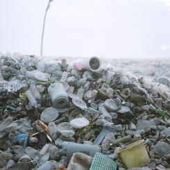 Plaståtervinningen förhindrar tiotusentals ton CO2-utsläpp. Foto: Wikimedia Commons