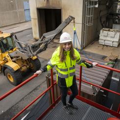 Sofie Rothén, projektledare på Växjö Energi, överser installationen av pilotanläggningen på Sandviksverket i Växjö. Foto: Johan Nordström