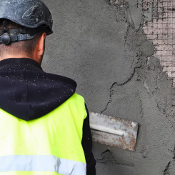Putsbruket innehåller biokol som utgör en effektiv kolsänka. Foto: Finja Betong