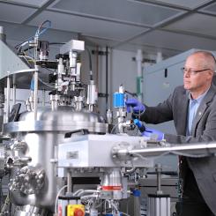 Randy Ellingson har alltid varit fascinerad av samspelet mellan ljus och materia. Det intresset inspirerade hans forskarstudier vid Cornell, där han fick experimentera med exotiska lasersystem för att förstå vad som händer med elektroner i halvledarmaterial på mycket små tidsskalor. Foto: University of Toledo