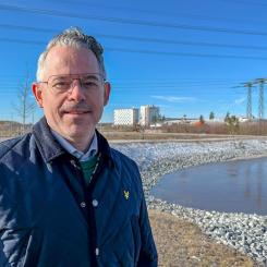 Jakob Ahquist vid en av dammarna i Arlandastad. Foto: Arlandastad group
