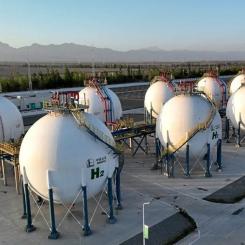 Vätgaslagringstankar vid Sinopecs 260 megawatt stora gröna vätgasprojekt i Kuqa, världens största i sitt slag, i Xinjiang, Kina. Foto: Sinopec