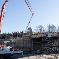 I brogjutningen har en speciell betongblandning som minskar koldioxidutsläpp radikalt använts. Foto: Trafikverket