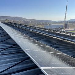 – Beläggningens unika nanoskaliga struktur möjliggör effektiv ljusabsorption samtidigt som den skyddar solcellernas kiselstruktur, vilket förbättrar både effektiviteten och hållbarheten, förklarar forskarna. Foto: Creative Commons Lic, kredit: superadsmaker