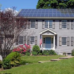 Solcellspaneler på taket av ett äldre hus i Boston. Foto: Wikipedia Common, kredit: Grey Watson