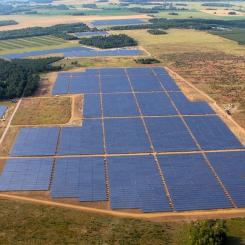 40.5 MW stark solenergipark i tyska Jännersdorf i regionen Prignitz. Foto: Wikipedia Common Lic. Kredit: Parabel GmbH