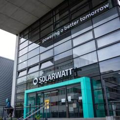 Beslutet om personalminskning och att endast tillfälligt stänga produktionen är mer en emotionell än praktisk åtgärd. Foto: Solarwatt