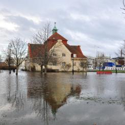 Bilden, från 2015, visar översvämning i centrala Uddevalla när hela Teaterplantagen runt gamla badhuset översvämmades. Foto: Tomas Brandt, Bohusläns museum / CC BY.