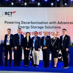 Wärtsilä och RCT har haft ett starkt samarbete sedan 2019, och dagens leverans av mer än sex tusen Quantum energilagringsenheter markerar en viktig milstolpe i partnerskapet. Under en ceremoni vid RCT:s tillverkningsanläggning firades denna prestation. Foto: Wärtsilä
