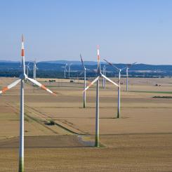 En tysk vindkraftspark tillverkad av Enercon. Den här bilden är tagen från luften. På ett flyg från Braunschweig till Hildesheim i Tyskland, delstaten Niedersachsen. Foto: Wikipedia Common, kredit: Philip May