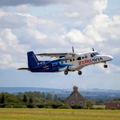 Företaget arbetar för närvarande med att utveckla en bränslecellsdriven motor för mindre flygplan, och redan i januari 2023 genomfördes den första testflygningen med en 19-sitsig Dornier 228 i Storbritannien. Totalt har över 30 testflygningar genomförts med sex-sitsiga flygplan. Foto: ZeroAvia